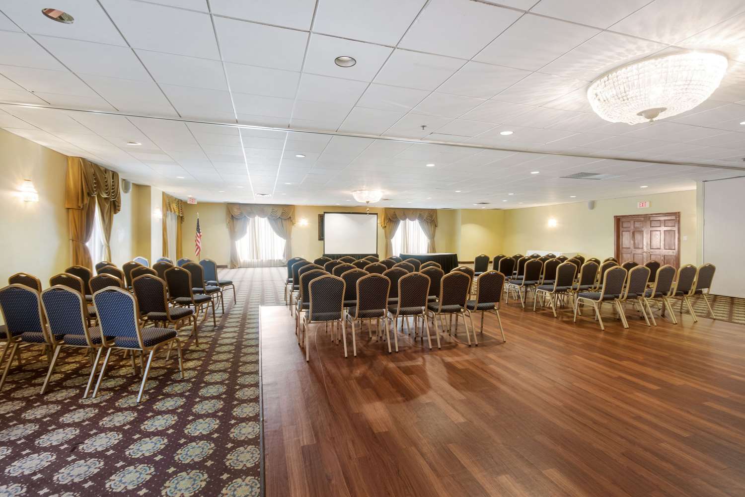 Exton Hotel And Conference Center 33/39