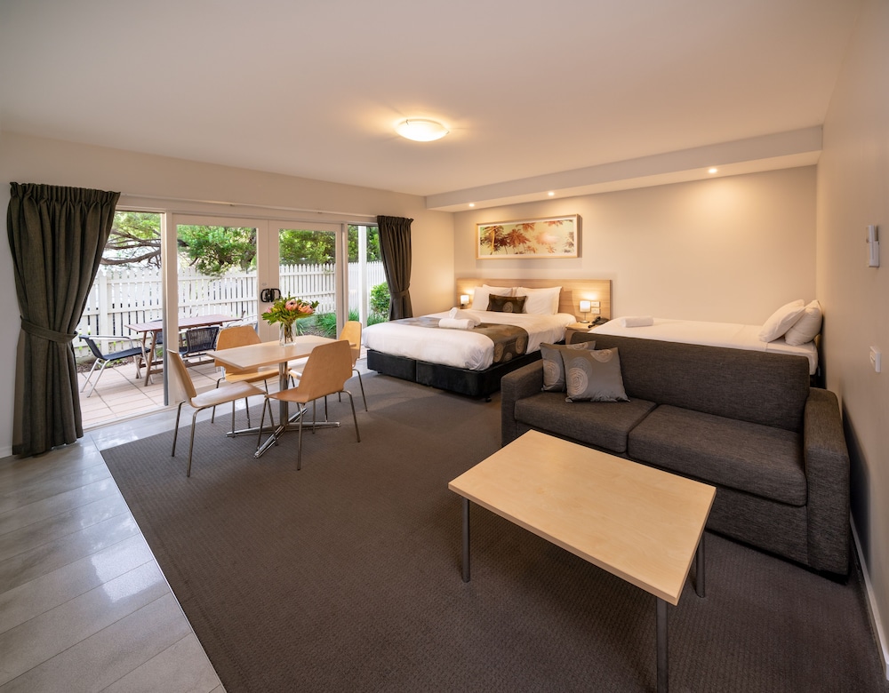 Boathouse Resort Studios & Suites 40/69