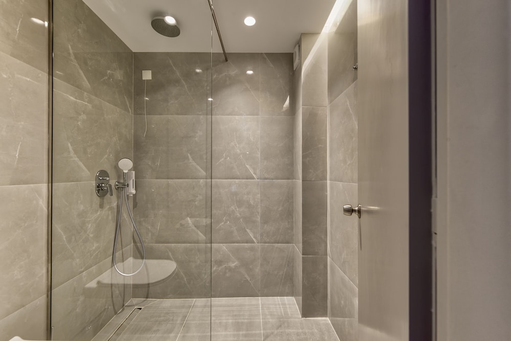 Contessa Hotel 103/105