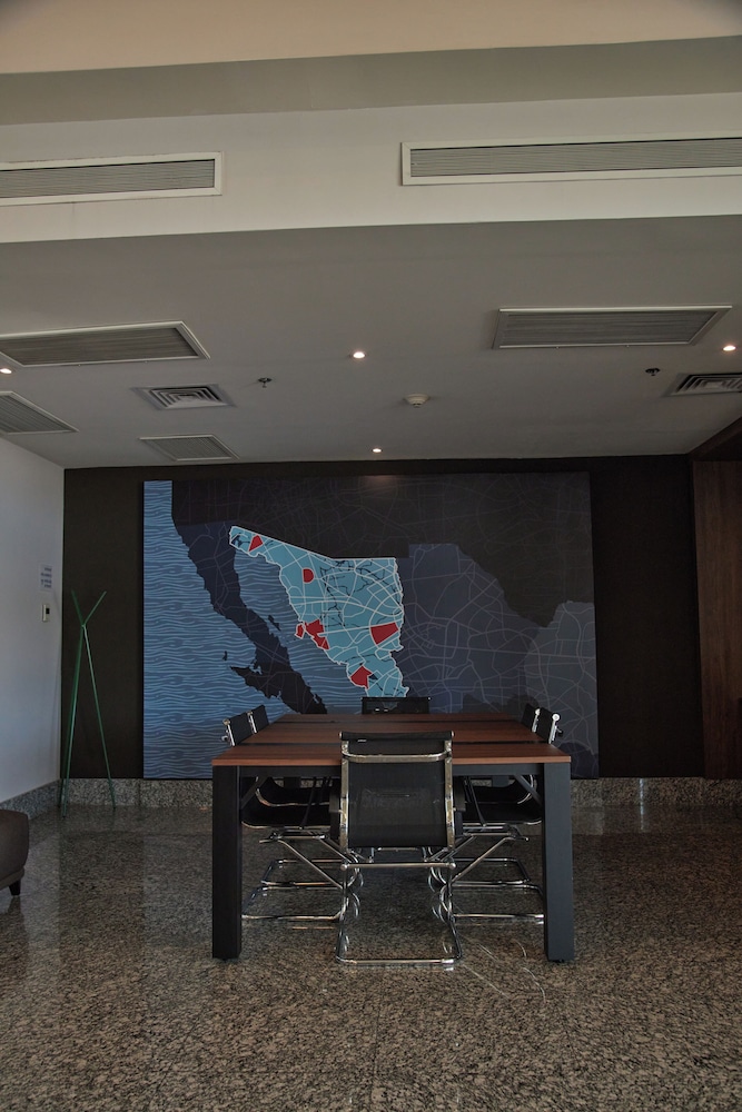 Holiday Inn Express Suites Hermosillo 8/50