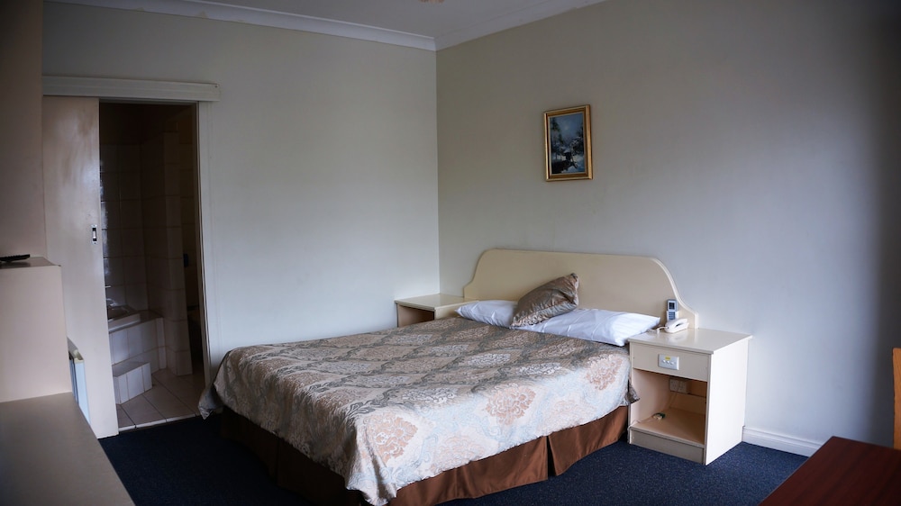 JACKSONS MOTOR INN 25/74