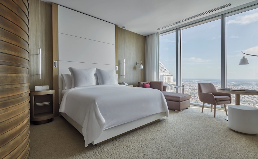 GRAND, LANDMARK, KING BED