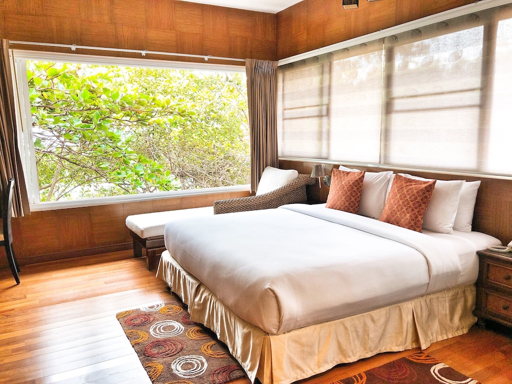 Sky, Queen Bed
