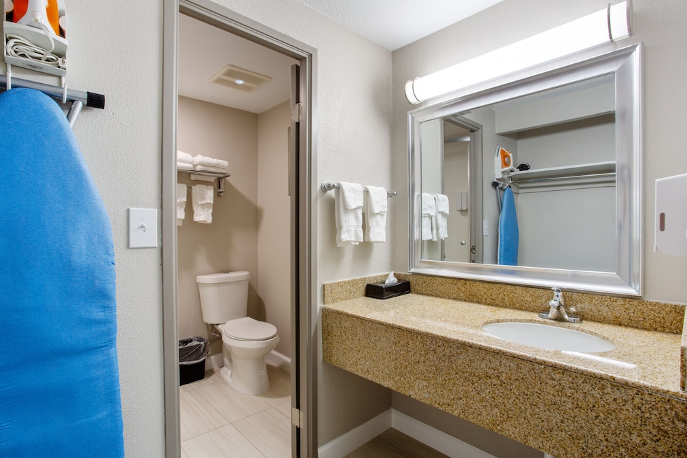 Orangewood Inn & Suites Kansas City Airport 19/37