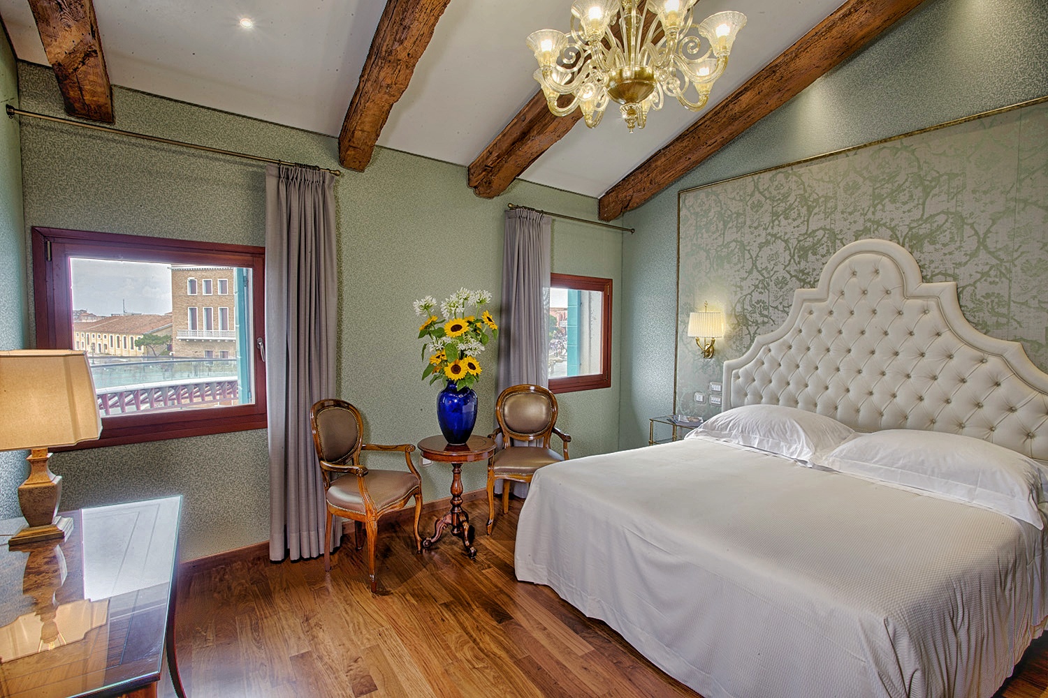 Deluxe, Twin Beds, Canal View
