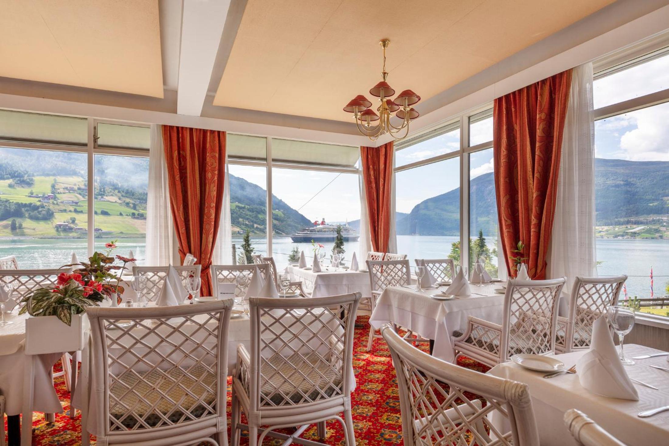 Olden Fjordhotel 42/50