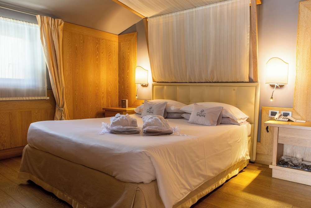 Junior Suite, Studio, 1 Double and 1 Single Bed, Lake View, Balcony