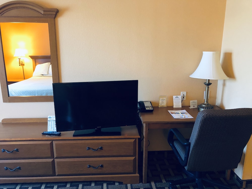 Days Inn & Suites by Wyndham San Antonio North/Stone Oak 44/63