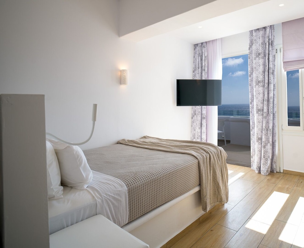ELEGANT, SUITE, 2 KING BEDS, TRUNDLE BED, SEA VIEW, SHARED POOL