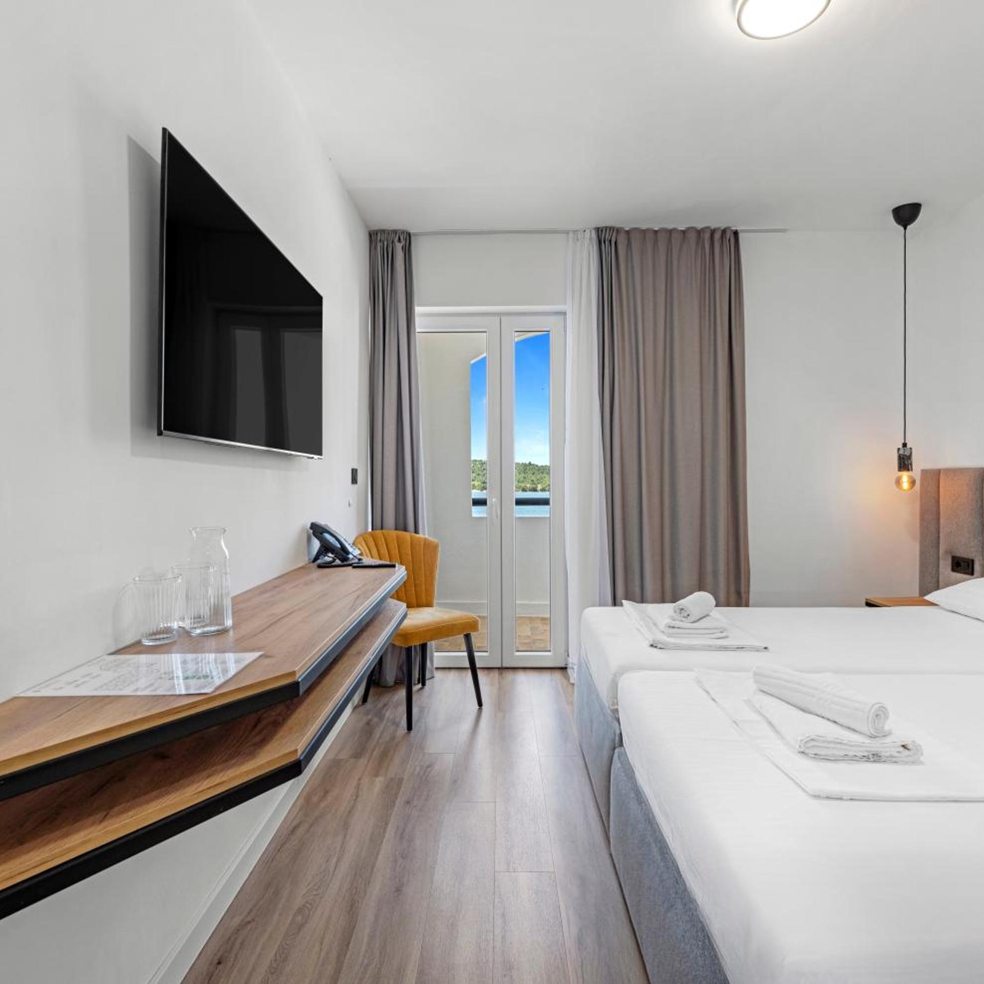 غرفة ديلوكس بسرير مزدوج بإطلالة على البحر بشرفة، Hotel Miran Pirovac 7/10