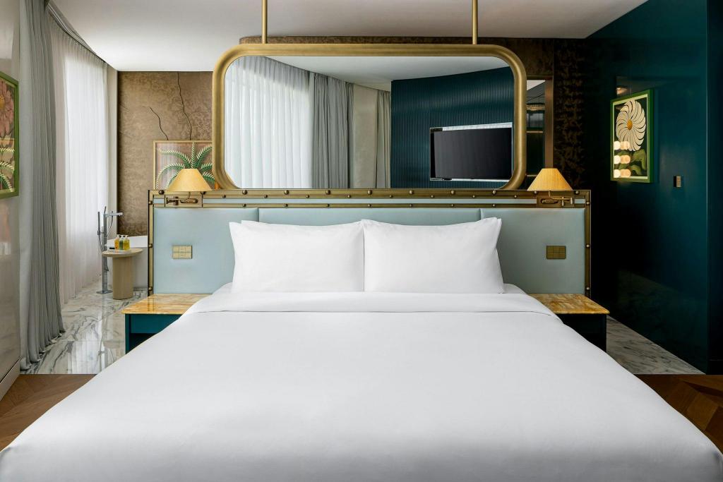 Penthouse Suite, King Bed, City View