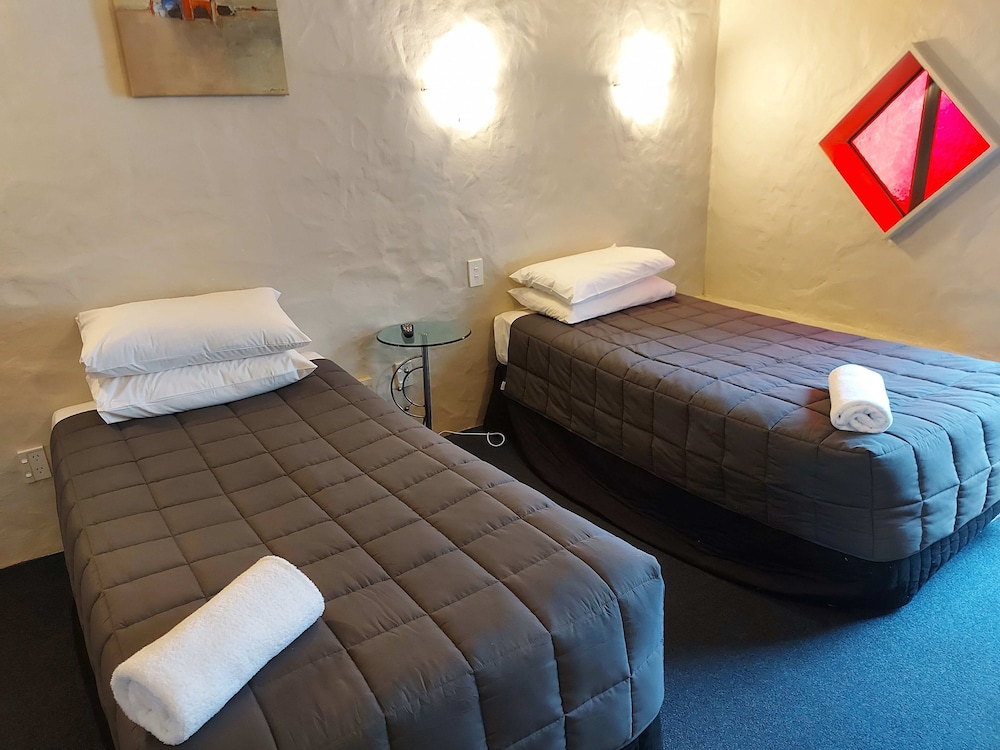 PARKLANE MOTOR LODGE 13/44