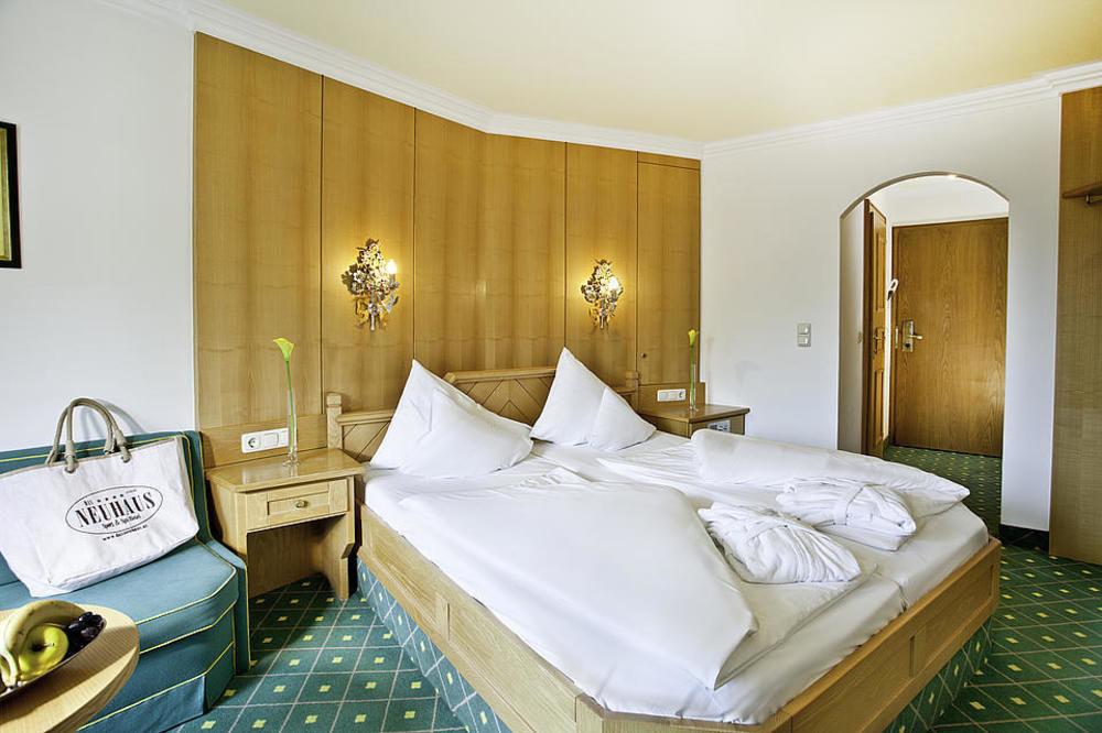 HOTEL NEUHAUS 7/32