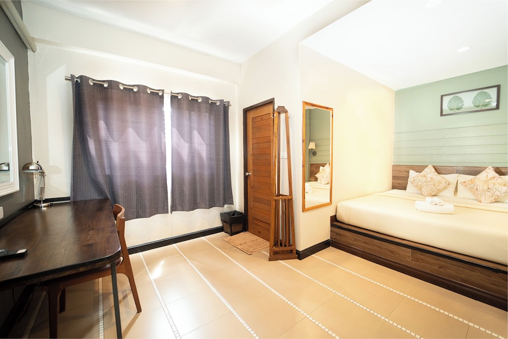 The Palm Hotel 16/50