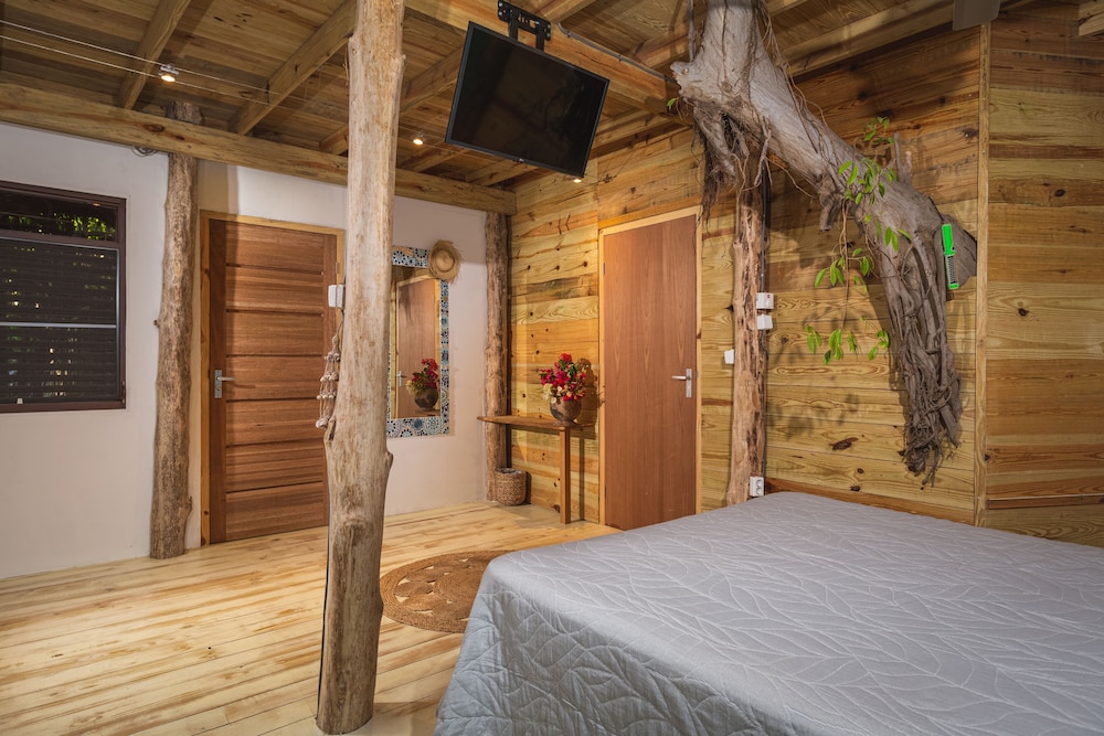 ROMANTIC, TREE HOUSE