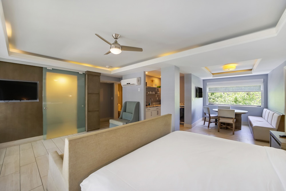 Family Suite, 1 King and 2 Double Beds, Sofa, Elita Hotel 3/6