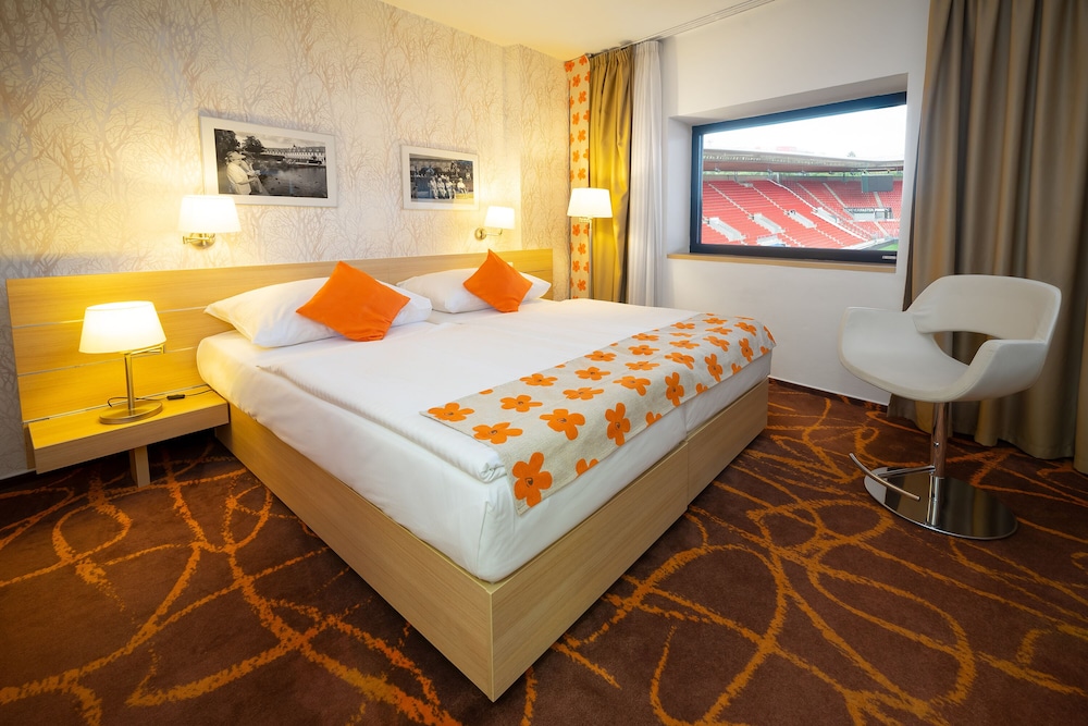 SUPERIOR, DOUBLE BED, STADIUM VIEW