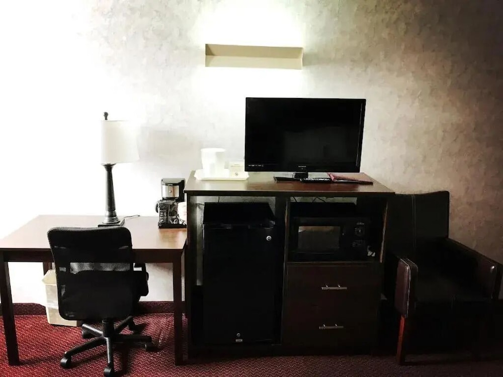 Adirondack Efficiencies Ex Econo Lodge Watertown 28/43