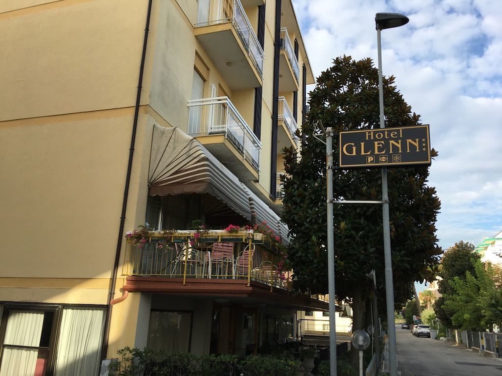Hotel Glenn 5/37