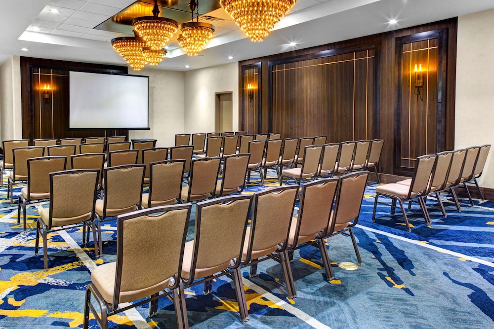 Doubletree By Hilton Hotel Arlington Dfw South 38/45