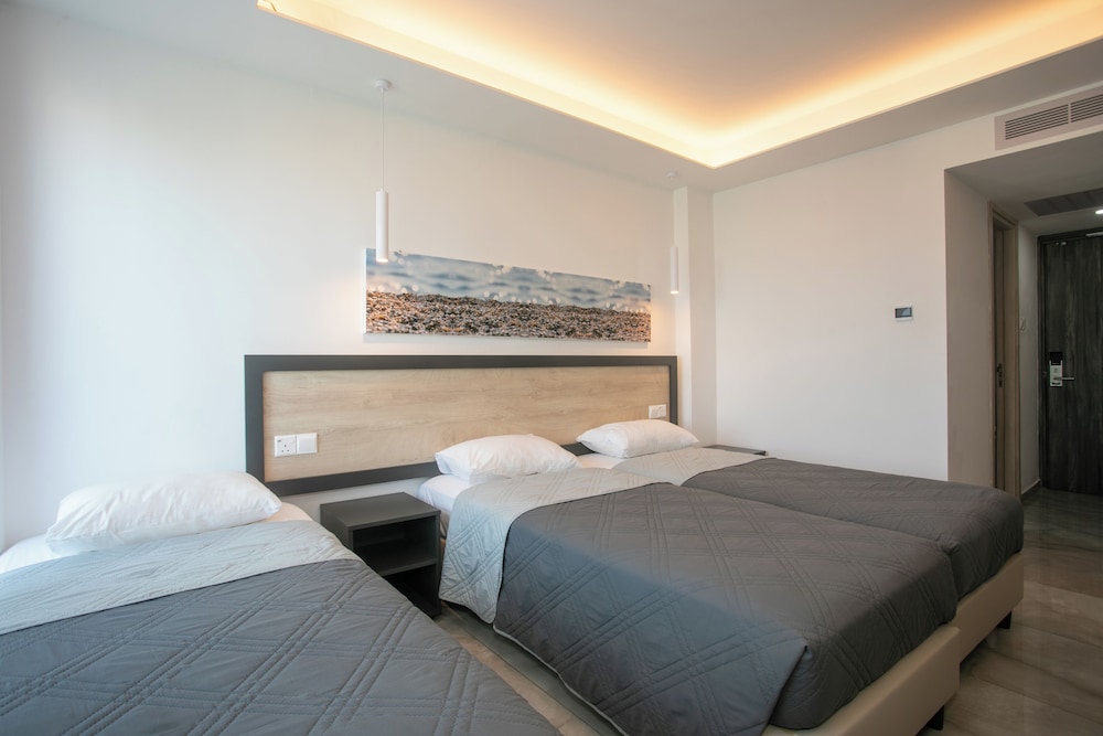 غرفة ثلاثية بسرير بطابقين وثلاثة أسرّة بإطلالة على المسبح، Papouis Protaras Hotel 3/5