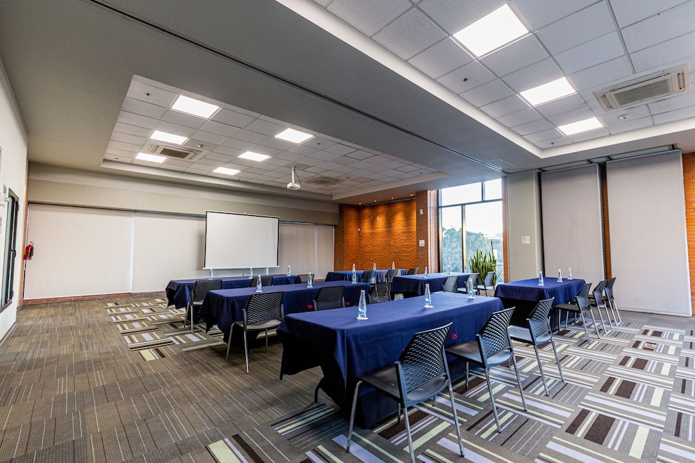 Hotel Guadalajara Country Club by HNF 38/49