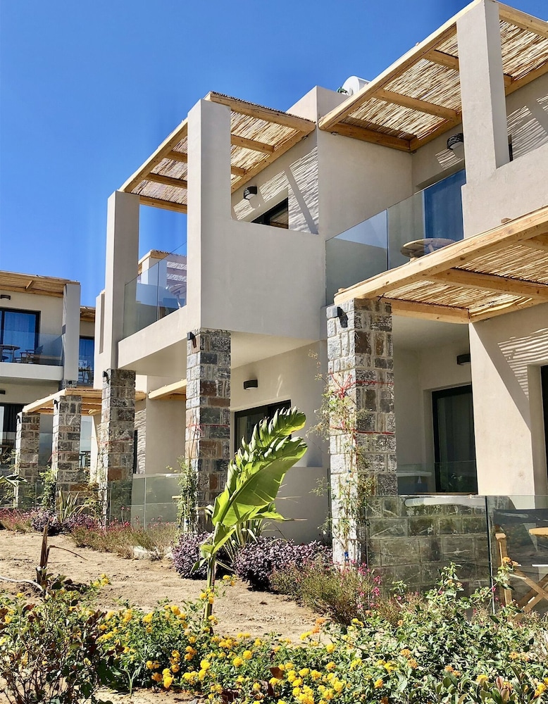 Helios Beach Hotel & Bungalows 7/48