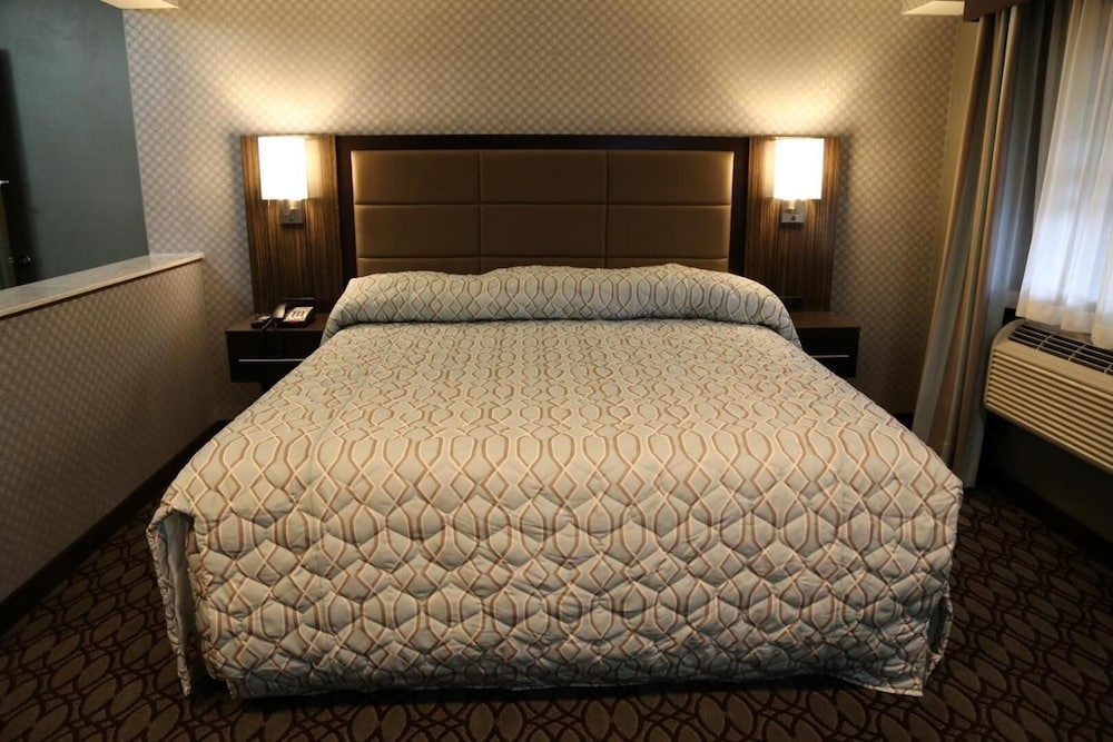 Red Carpet Inn Elmwood Park 19/48