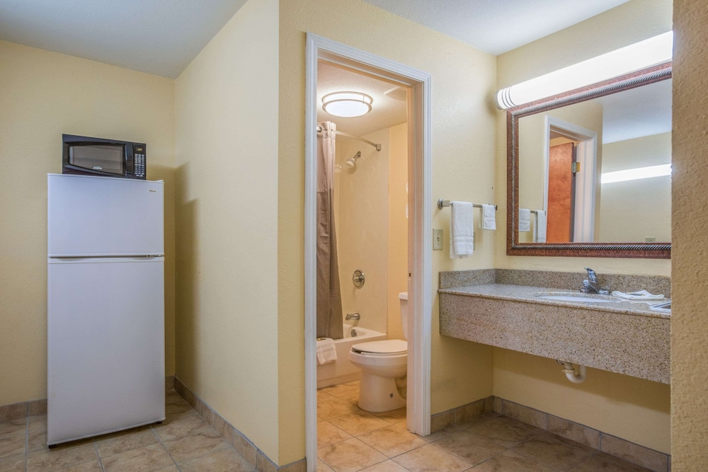 Rodeway Inn and Suites Macon photo5