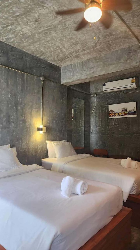 Stucco Loft Residency 26/72