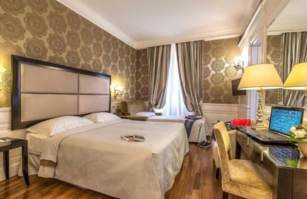 Albergo Del Senato 18/40