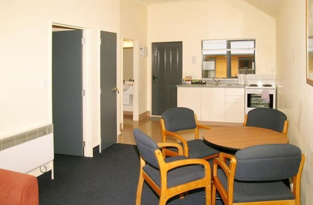 THE PEAKS MOTOR INN 22/40