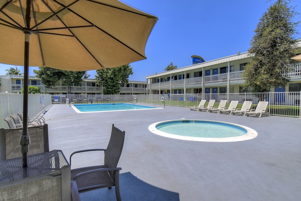 Motel6 Claremont, CA 49/54