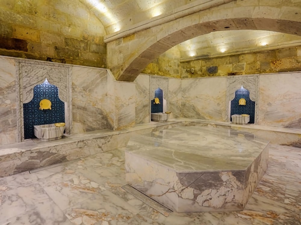 Elegance Cave Suites 24/47