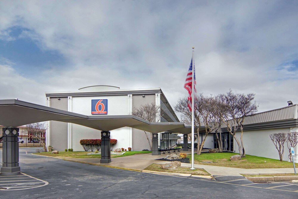 Studio6 Mesquite, TX – Town East 35/37