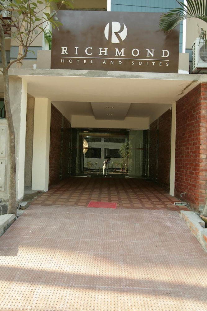 Richmond Hotel And Suites 7/37