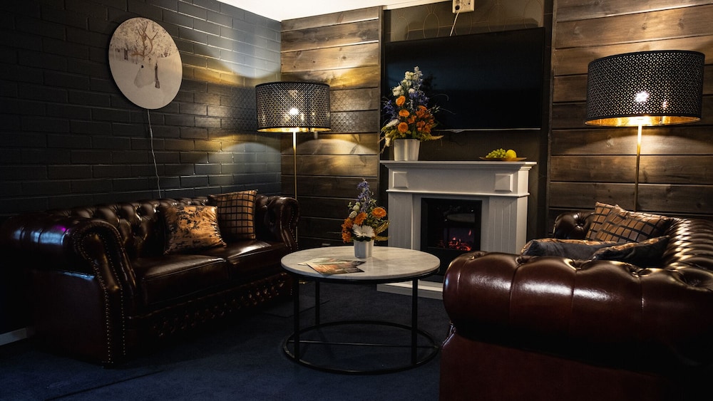 Golden Circle Suites 30/49