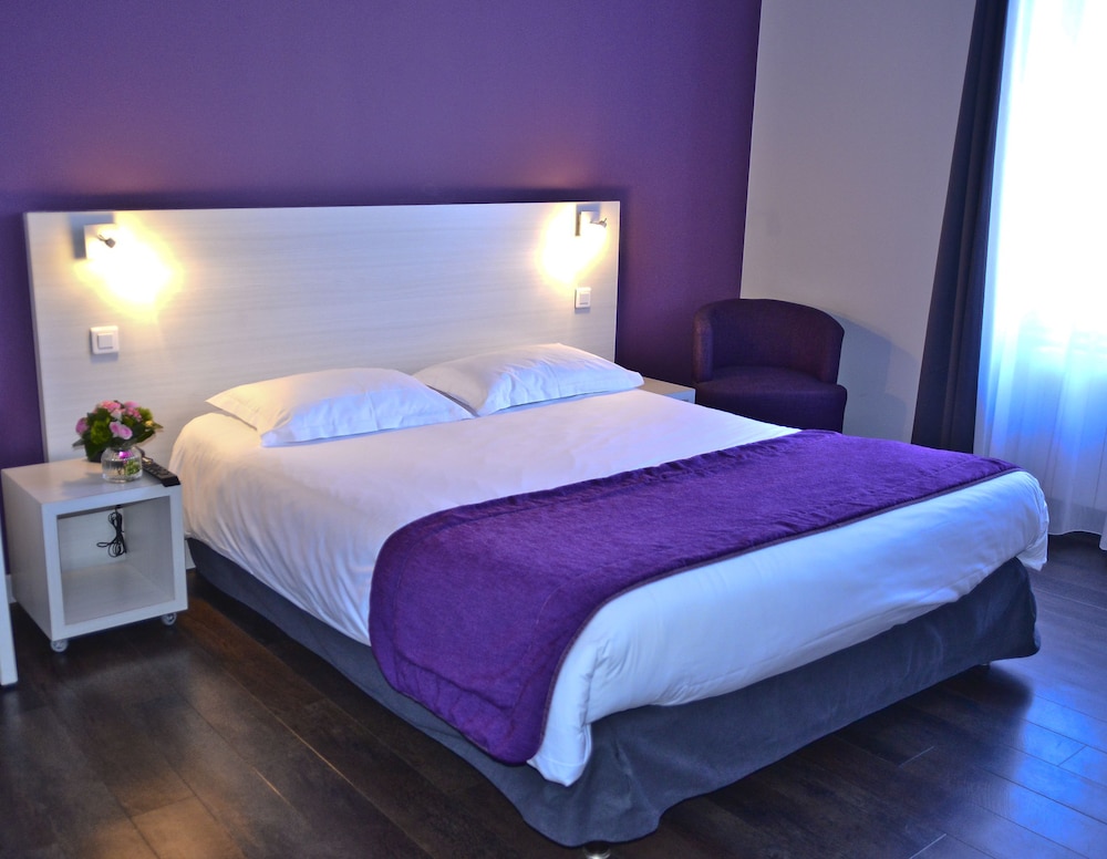 THE HOTEL COMTY 5/16