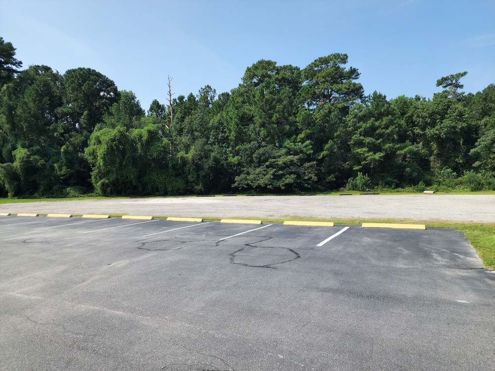 Days Inn by Wyndham Hardeeville Near Hilton Head 38/50