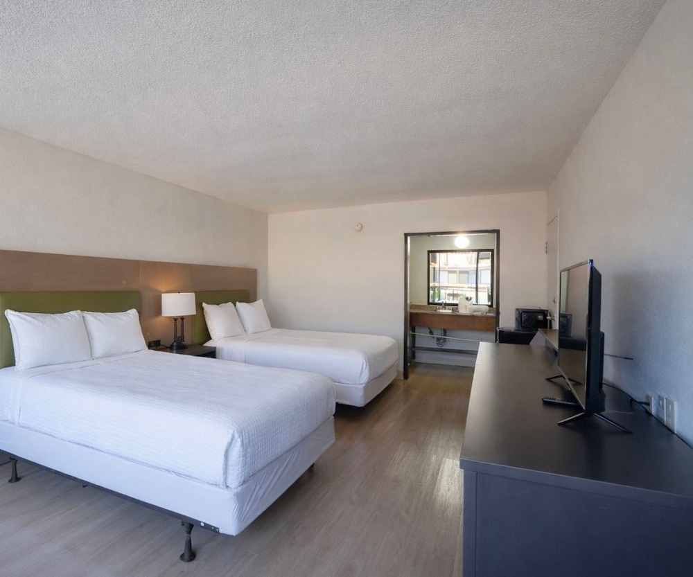 Luxe 2 Queen Beds