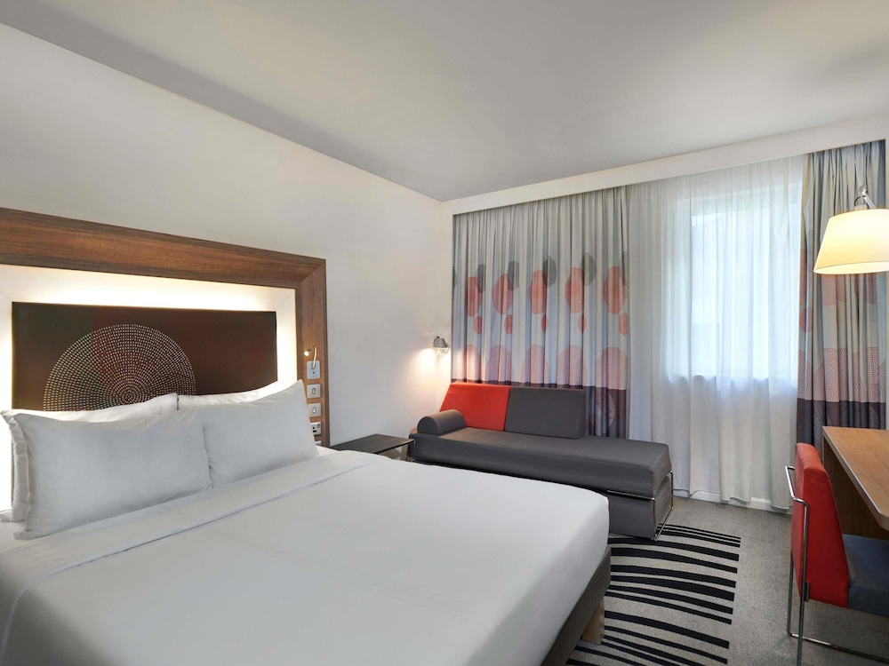 SUPERIOR, QUEEN BED, SOFA