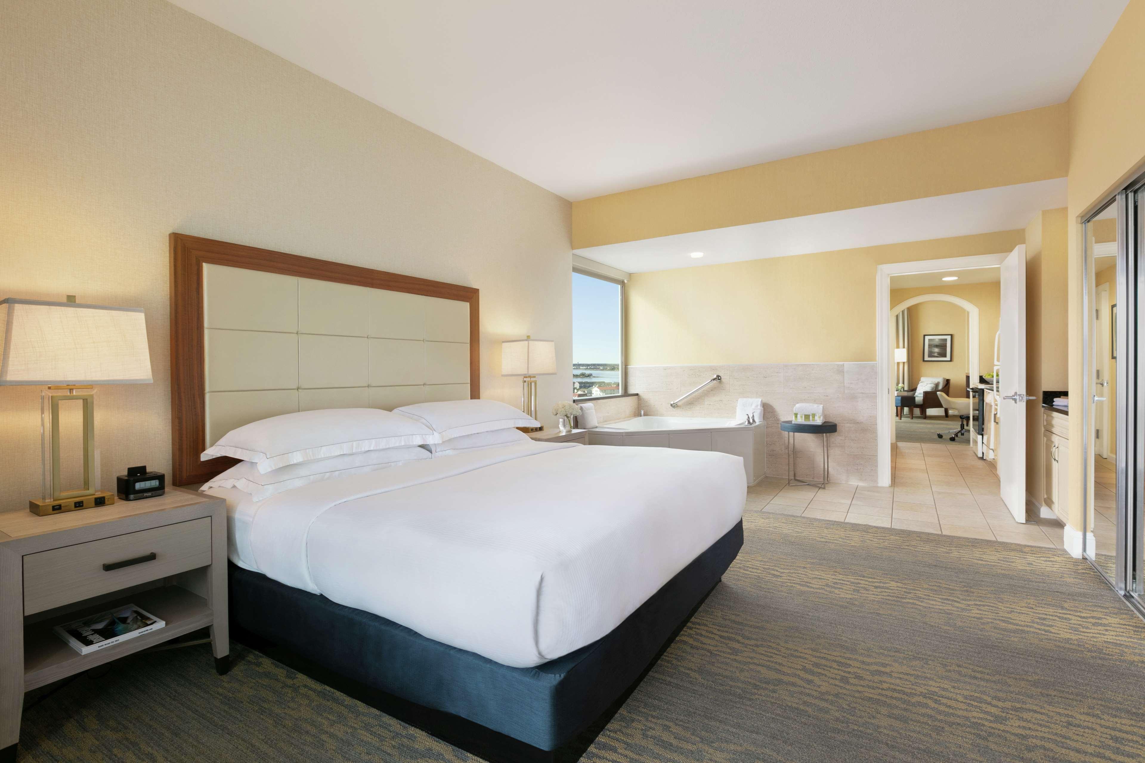 1 Bedroom, Suite, King Bed, Ocean Front, Corner