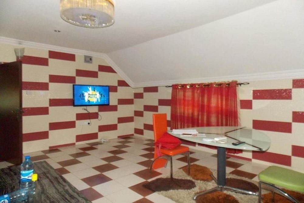Vic James Apartments 12/15