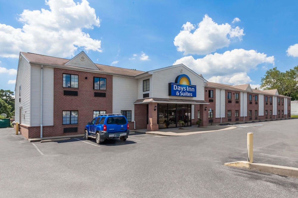 Days Inn & Suites by Wyndham Cambridge 1/30