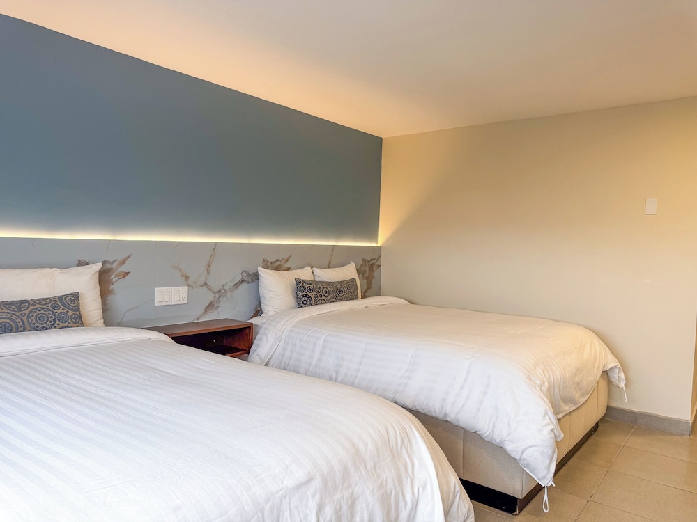 COMFORT, 2 QUEEN BEDS