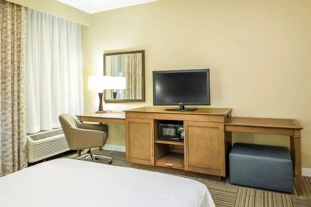 Hampton Inn by Hilton Philadelphia International Airport 28/50