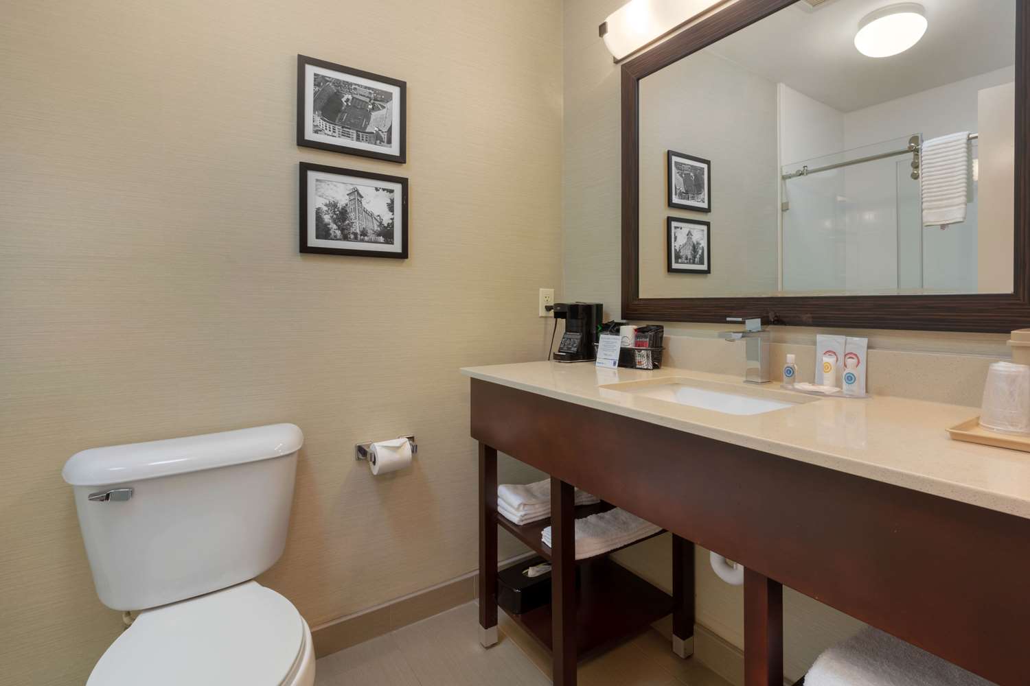 Comfort Inn & Suites Fayetteville-University Area 35/35