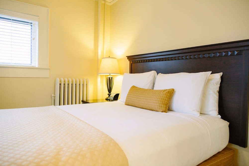 THE PLAZA HOTEL 10/36
