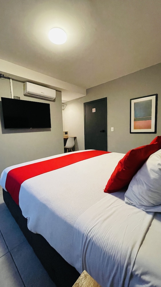 ROOM, DOUBLE BED