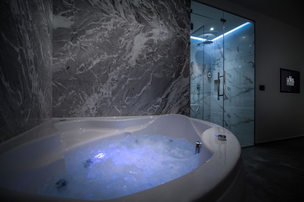 Level Luxury Suites 34/55